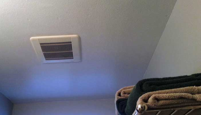Extractor de aire en el techo del baño